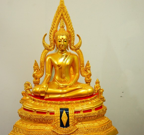 พระพุทธชินราช มวลสารผสมเหล็กน้ำพี้ สีทอง 9นิ้ว