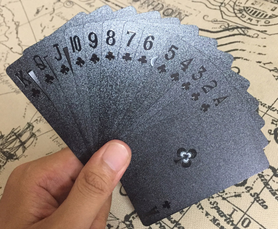 ไพ่พลาสติก สีดำ หลังรุ้งกระจาย + กล่องไม้(สีดำ)