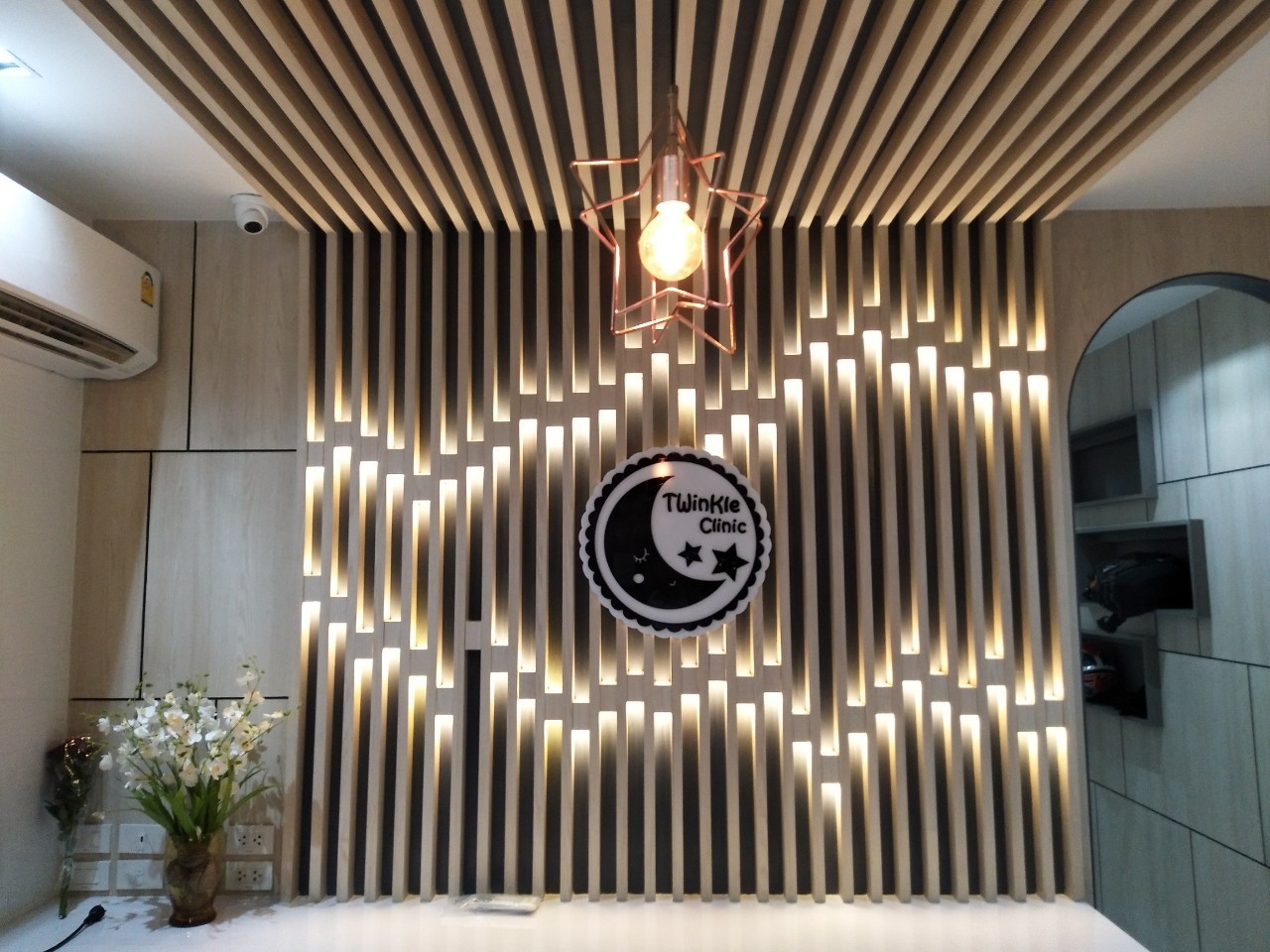 ป้ายกล่องไฟ วัสดุพลาสวู๊ด - TWINKLE CLINIC ติดตั้งป้ายสุขุมวิท 49/51