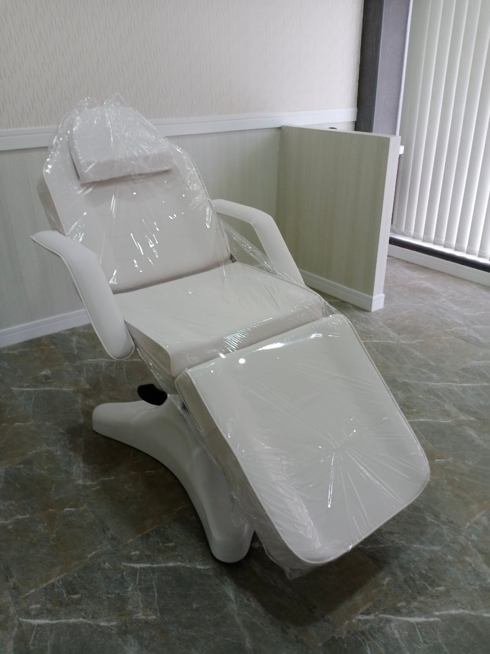 เตียงทรีทเม้นท์ เตียงสักคิ้ว ปรับความสูงได้ Hydraulic system รุ่น 8222