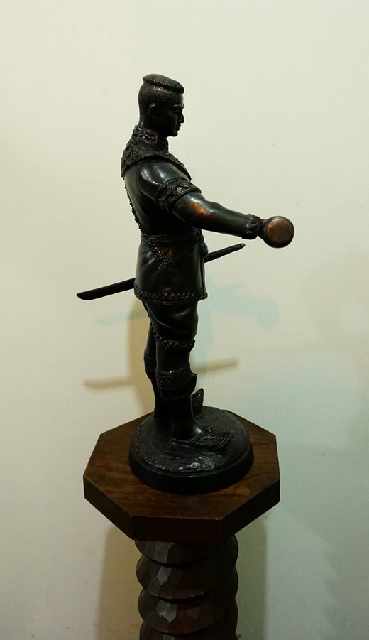 รูปหล่อ สมเด็จพระนเรศวรมหาราช พิมพ์หลั่งน้ำ ประทับยืน สูง 51cm