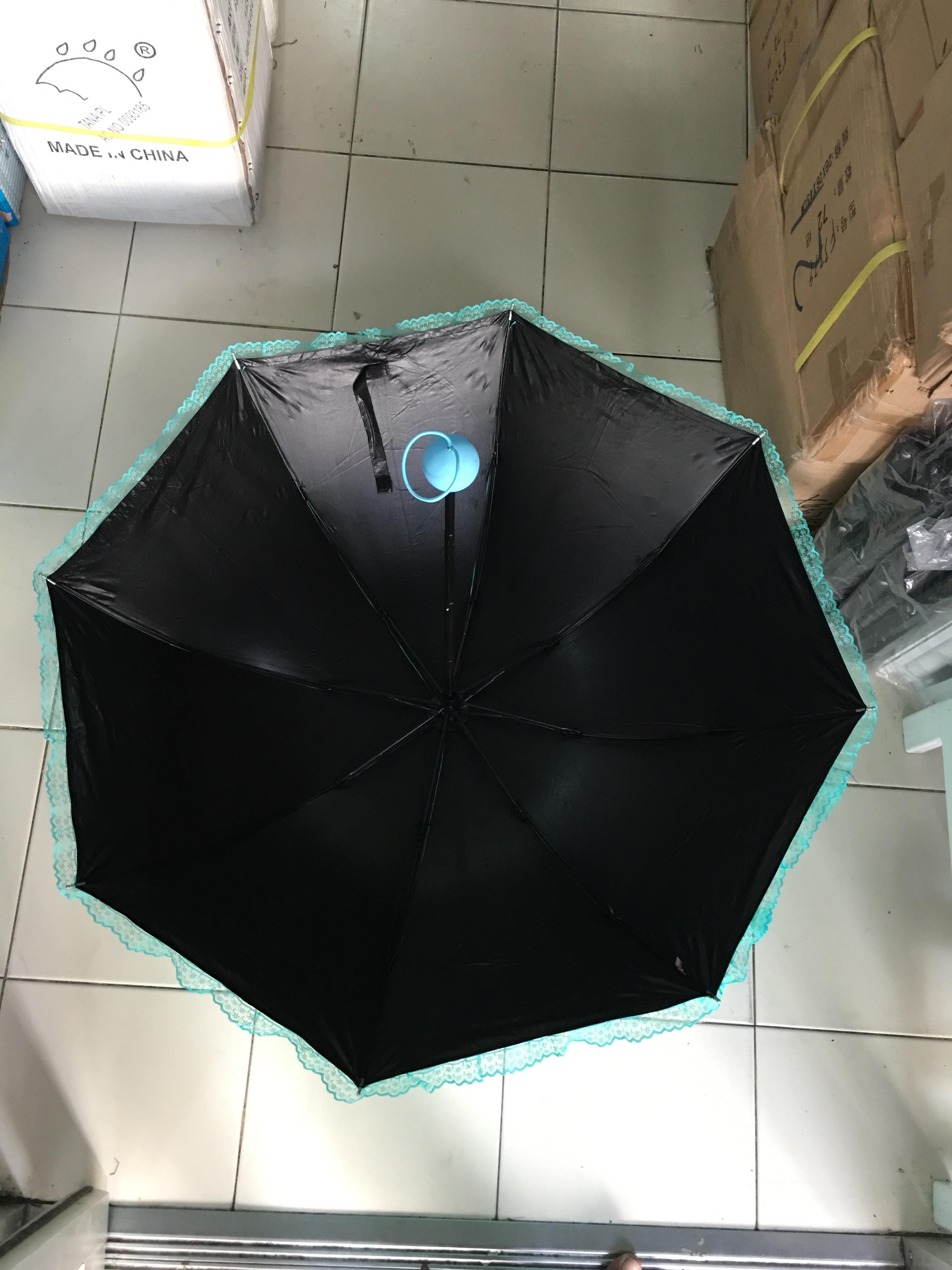 ร่มโค้งแฟชั่นลายจุดโดนแสงเปลียนสีได้ไม้มีระบายยูวีสีดำ