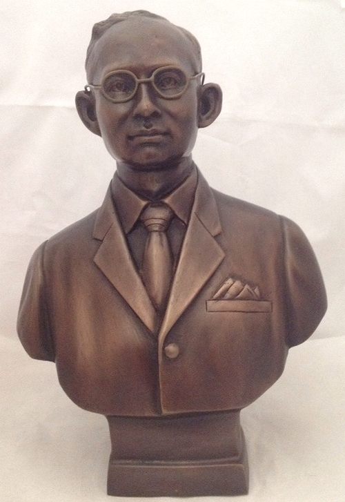 พระบรมรูป รัชกาลที่ 9 ชุดสากล พิมพ์ครึ่งท่อน สูง 29cm