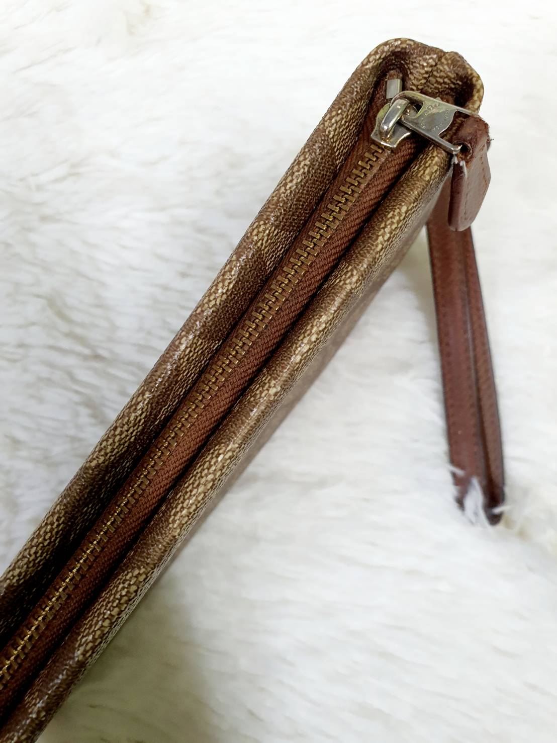 กระเป๋าสตางค์ คล้องมือ 1 ซิป COACH แท้ Signature Coated Canvas มือสอง สภาพดี ตำหนิเล็กน้อย