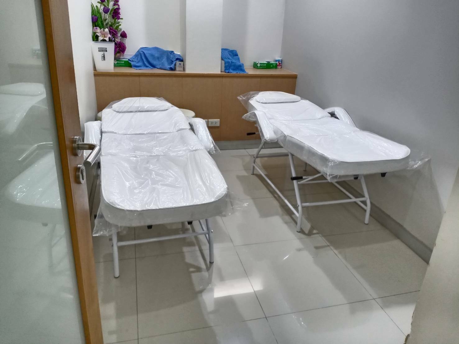 เตียงทำทรีทเม้นท์ เตียงนวดหน้า เตียงสักคิ้ว เตียงต่อขนตา รุ่น 8307 ราคาพิเศษ สำหรับ 3 ตัว (เฉลี่ยตัวละ 6210 บาท)