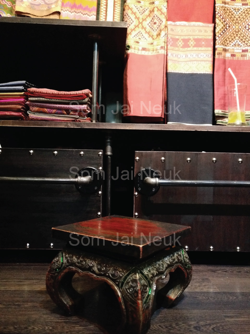 ออกแบบและติดตั้งชุดราวแขวนผ้าไทยร้านวาสนา @JJ Mall จตุจักร