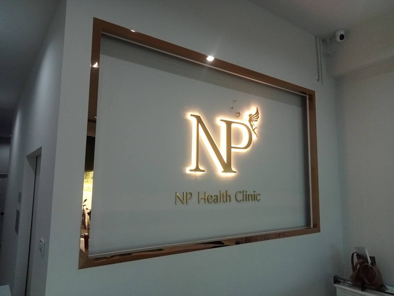 ป้ายอักษรซิงค์ทำสีไฟออกหลัง โลหะสแตนเลสแฮร์ไลน์ สแตนเลสหน้าทองไฟออกหลัง