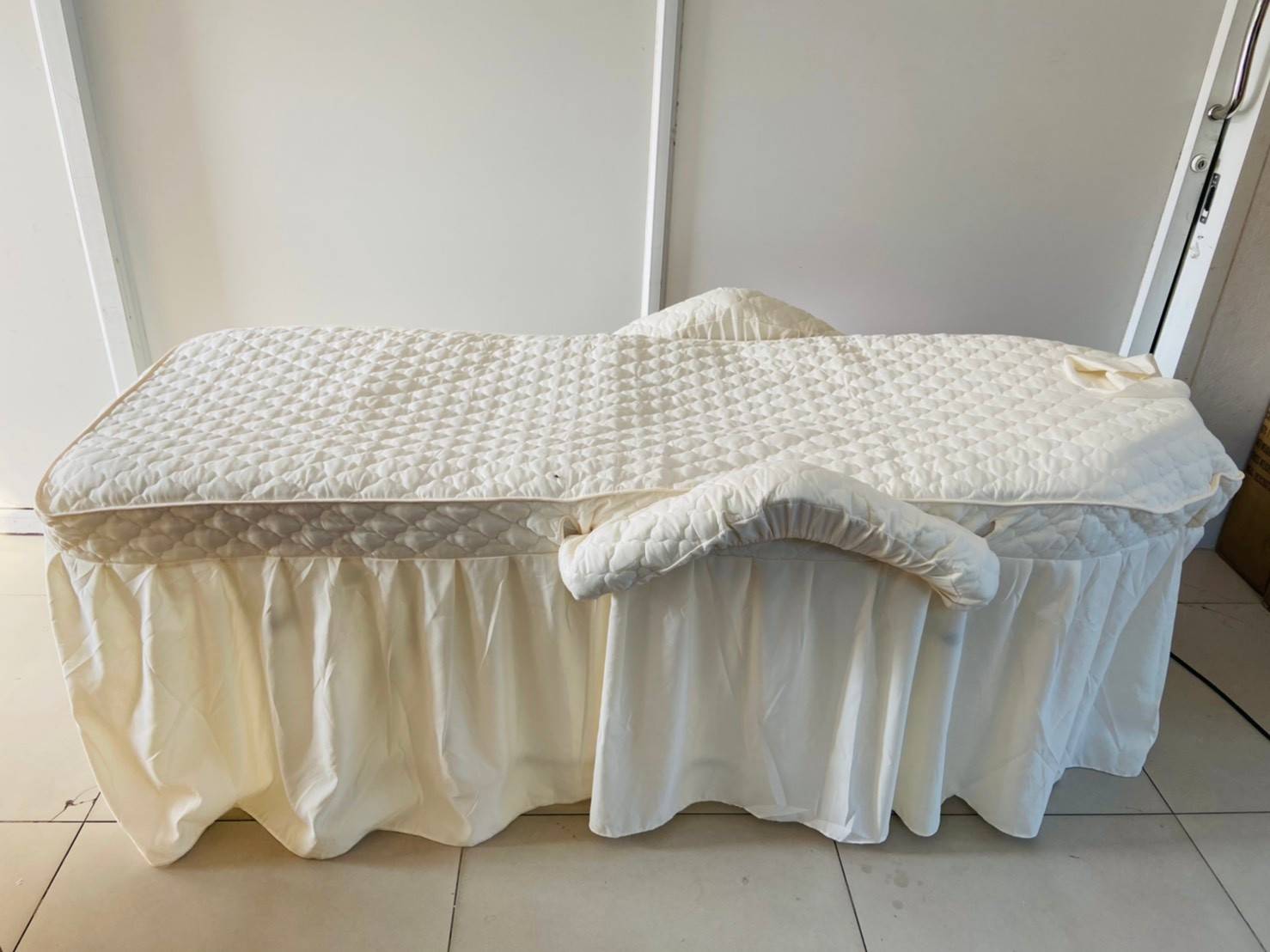 ชุดผ้าคลุมเตียงระบาย พร้อมปลอกคลุมแขน และที่คลุมเก้าอี้