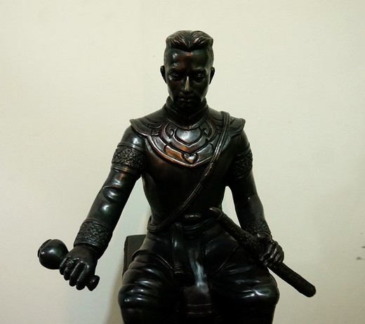 รูปหล่อ สมเด็จพระนเรศวรมหาราช พิมพ์หลั่งทักศิโณทก (รมดำล้วน) สูง46ซ.ม.