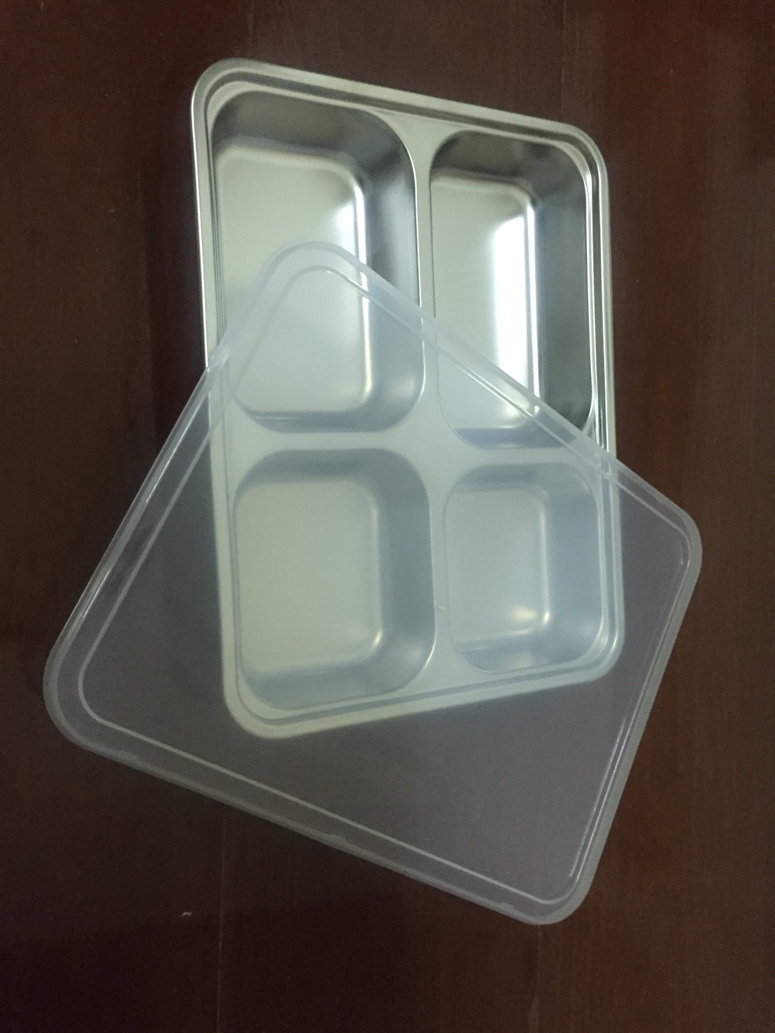 ถาดหลุม ถาดหลุมมีฝา