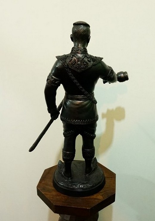 รูปหล่อ สมเด็จพระนเรศวรมหาราช พิมพ์หลั่งน้ำ ประทับยืน สูง 51cm