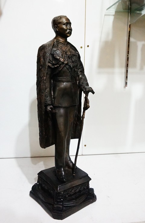 รูปหล่อรัชกาลที่ 5 ทรงชุดเสื้อคลุมกษัตริย์ ประทับยืน สูง55ซม.