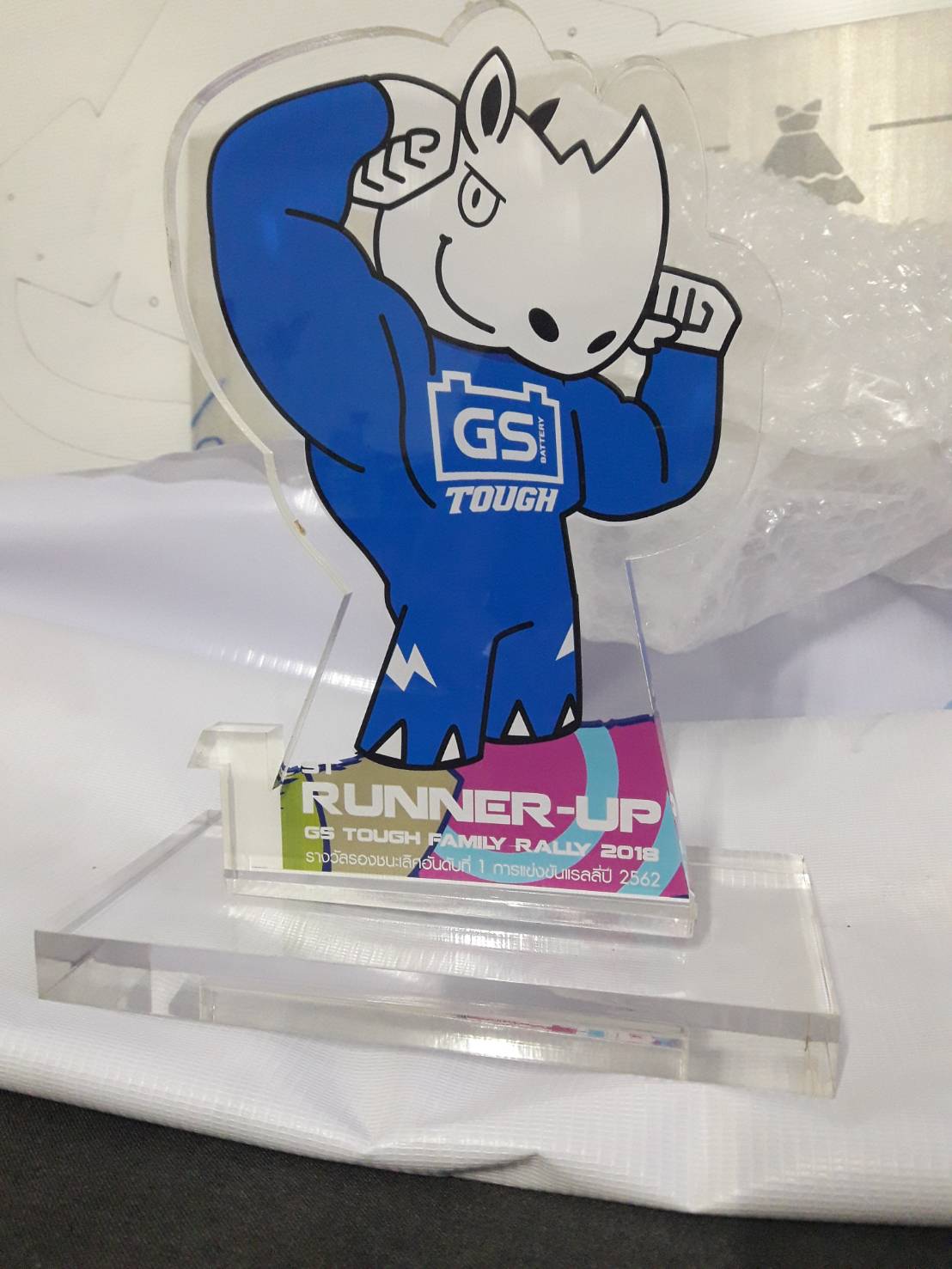 ป้ายอะคริลิค สกรีน UV ตั้งโต๊ะ - โล่รางวัล GS TOUGH FAMILY RALLY