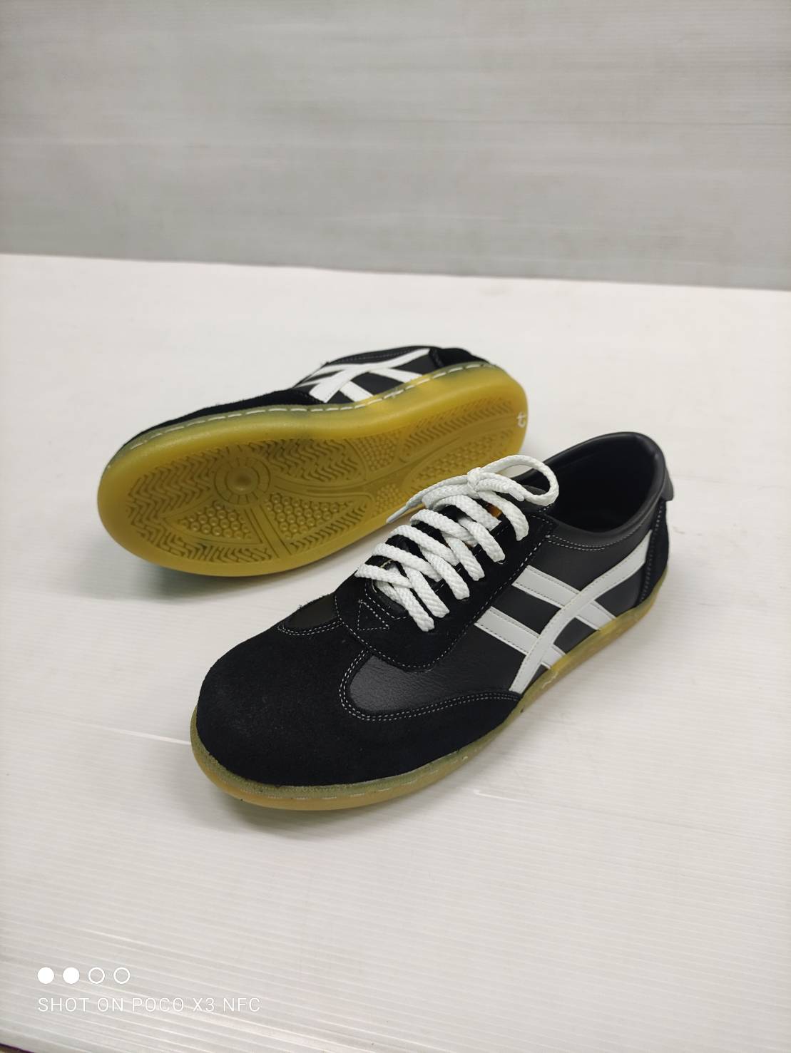 รองเท้าเซฟตี้ รุ่นตองพีหนังกลับสีดำล้วนแถบขาวคู่ ไซส์37-45