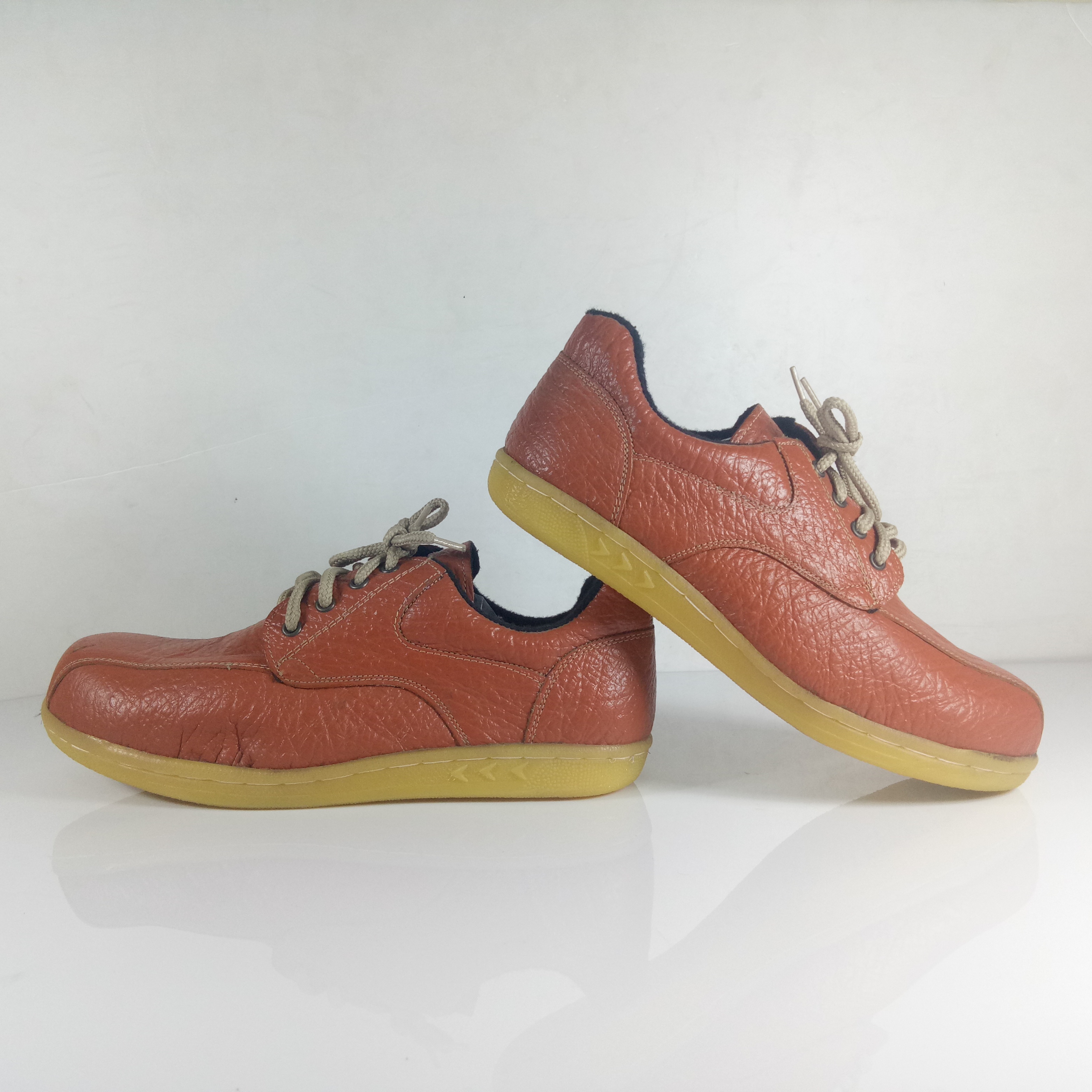 ร้องเท้าเซฟตี้ SAfety shoes รุ่นหุ้มส้น หนังช้าง สีส้ม