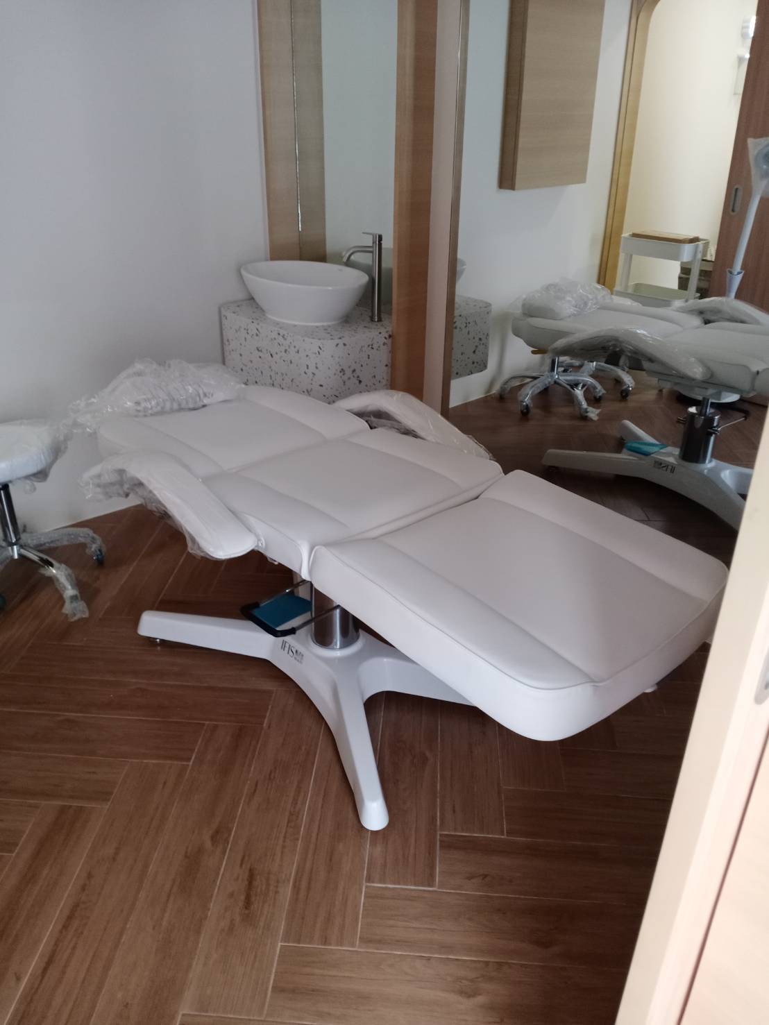 เตียงทรีทเมนท์ เตียงสักคิ้ว เตียงต่อขนตา ปรับความสูงได้ ระบบไฮดรอลิก