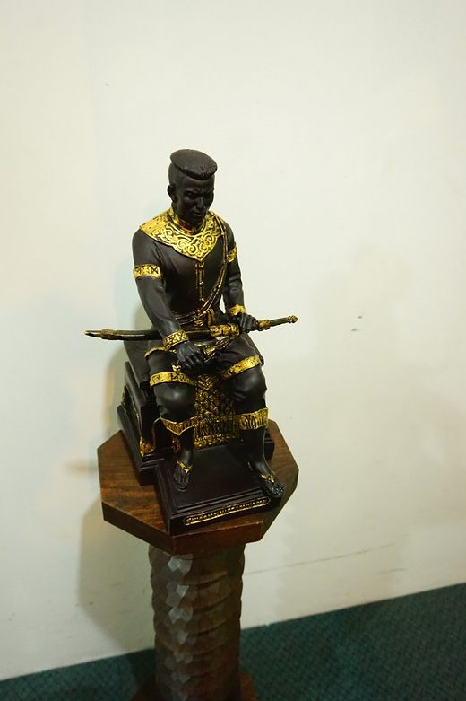 รูปหล่อ สมเด็จพระนเรศวรมหาราช ทรงประกาศอิสรภาพ พิมพ์หลั่งทักศิโณทก (หลั่งน้ำ) สูง41ซ.ม.