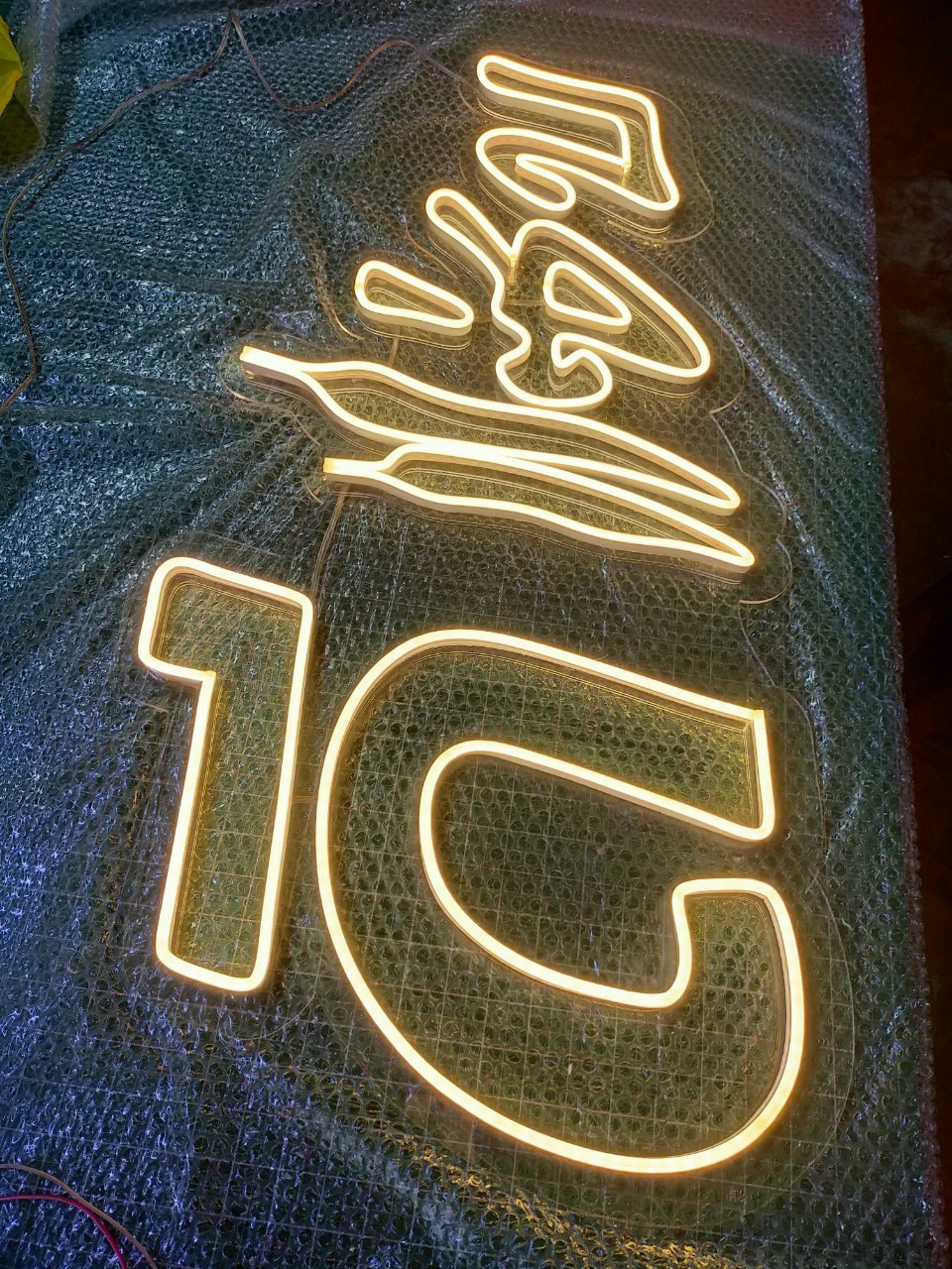 ป้ายไฟนีออน LED แสงสีเหลือง อะคริลิคใสรองหลัง