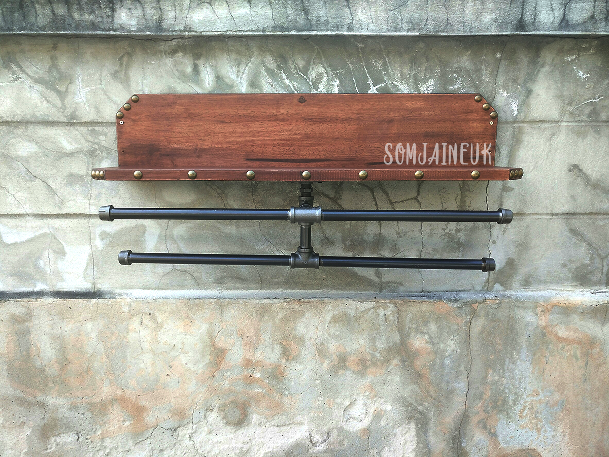 ราคาพิเศษ !!! ที่แขวนเหรียญและชั้นวางถ้วยรางวัลสไตล์ลอฟท์ แบบชั้นไม้แอลหงาย