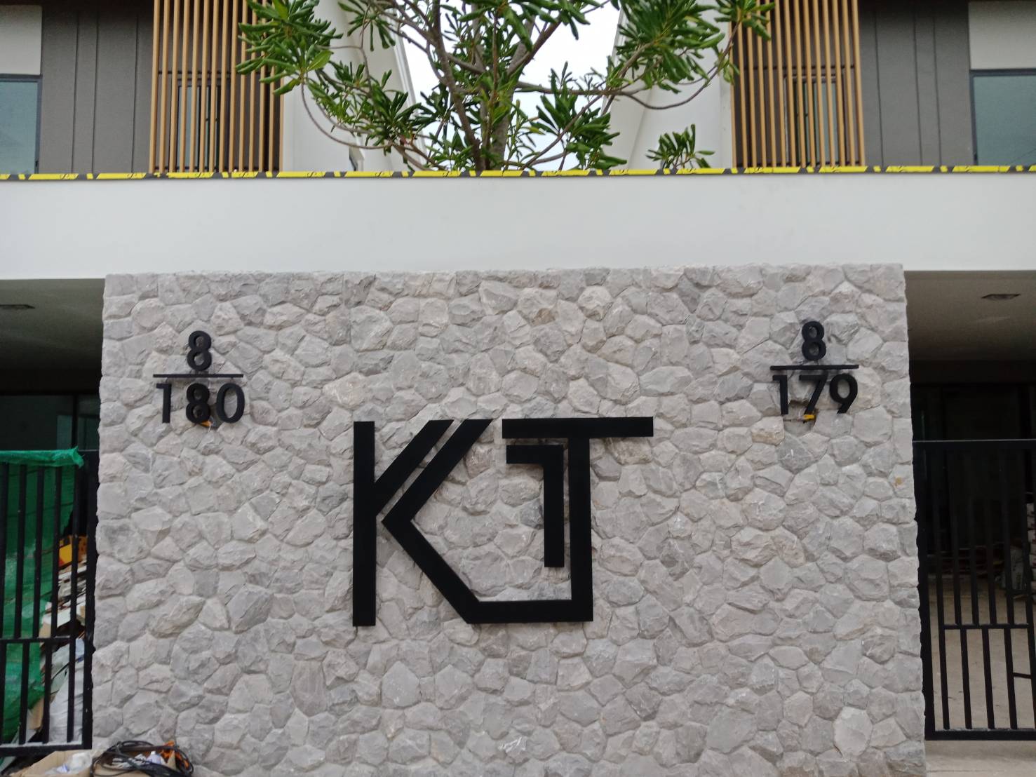 ป้ายบ้านเลขที่ ตัวอักษรโลหะ พ่นสีดำด้าน - KT