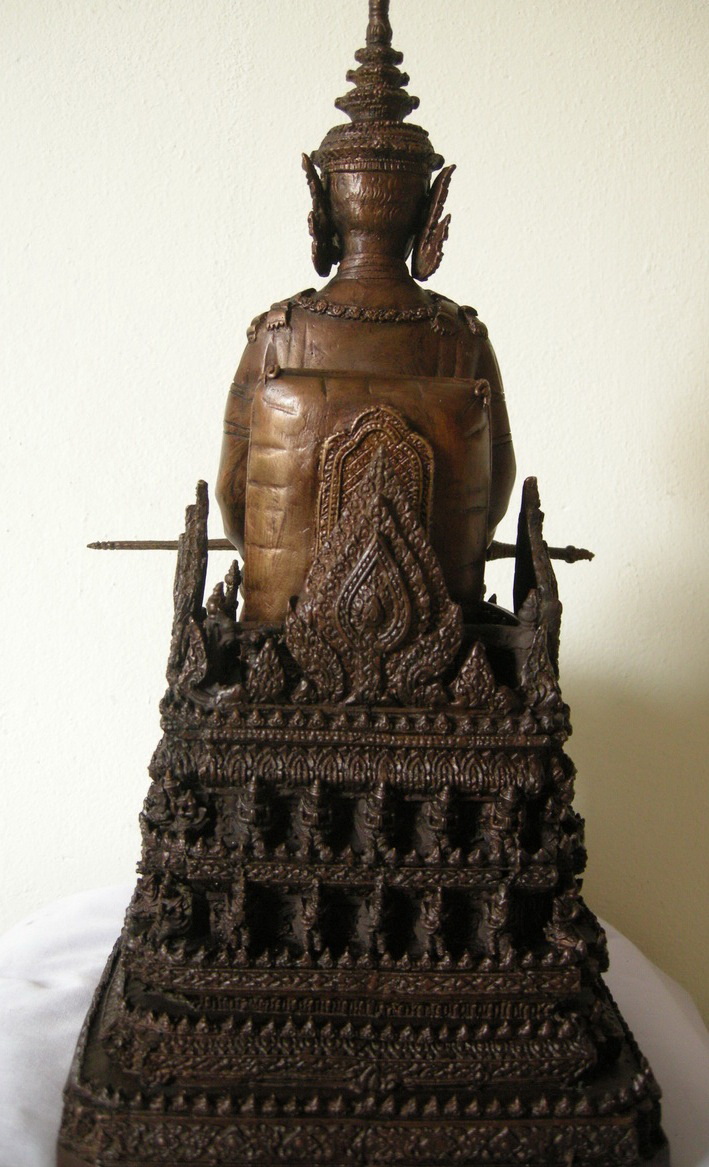 พระบรมรูป รัชกาลที่ 9 พิมพ์ทรง นั่งบัลลังก์ สูง 44 ซ.ม.