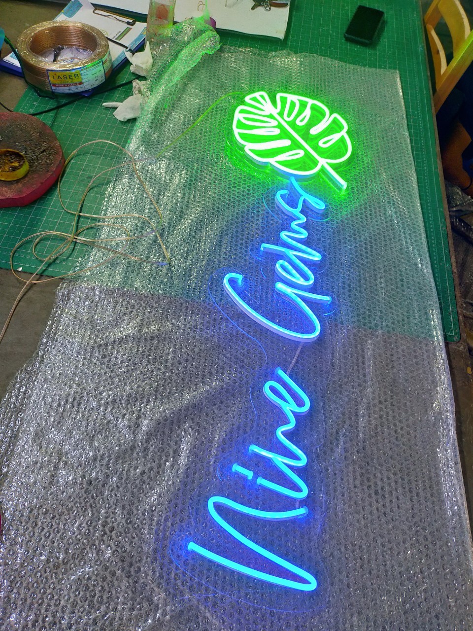 ป้ายไฟนีออน LED อะคริลิคใสรองหลัง