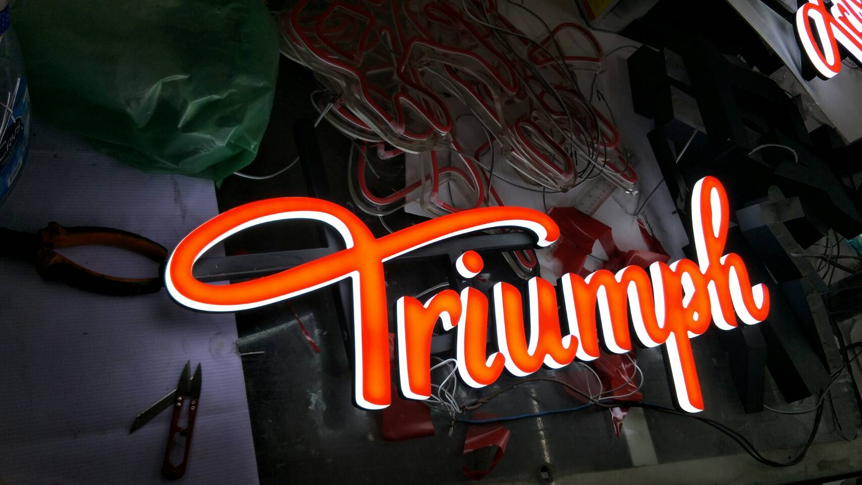 งานอักษรไฟขุดอุดอะคริลิคไฟออกรอบตัว