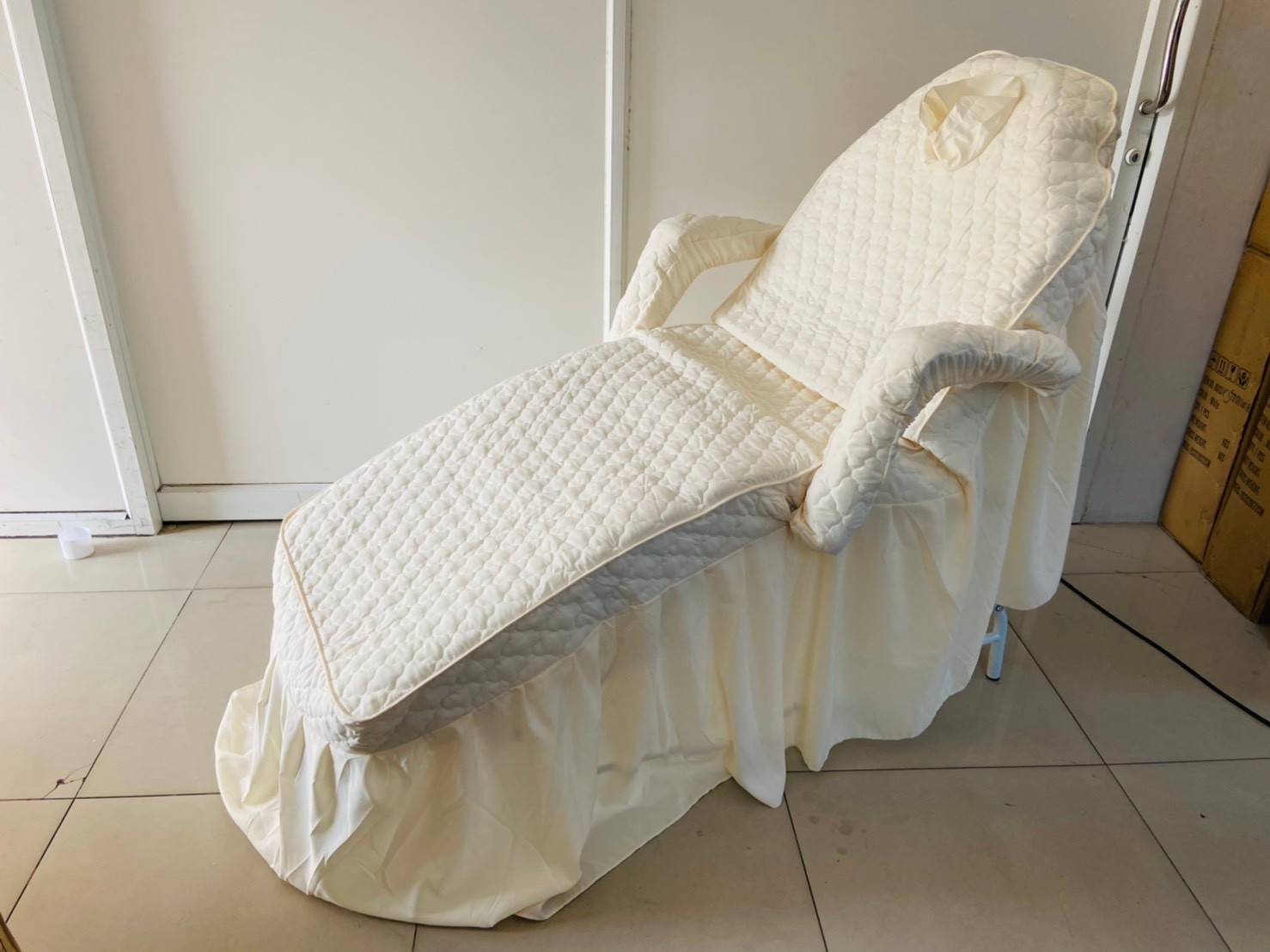 ชุดผ้าคลุมเตียงระบาย พร้อมปลอกคลุมแขน และที่คลุมเก้าอี้