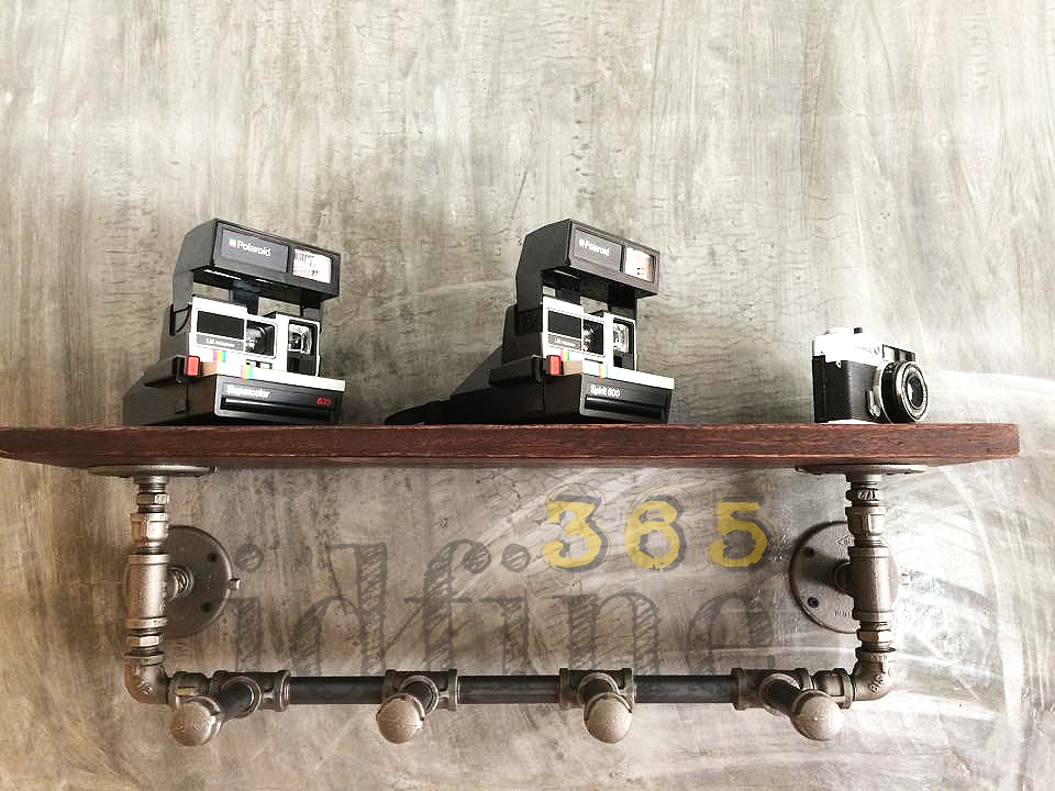 ชั้นวางของติดผนังสไตล์ Loft พร้อมที่แขวน 4-6 หัว