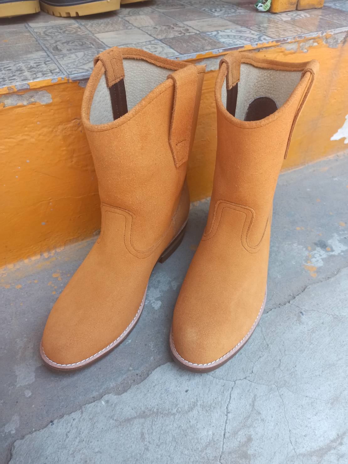 รองเท้าบูทเซฟตี้หนังกลับสีแทน หัวกลาง พื้นสีน้ำตาล ไซส์39-45