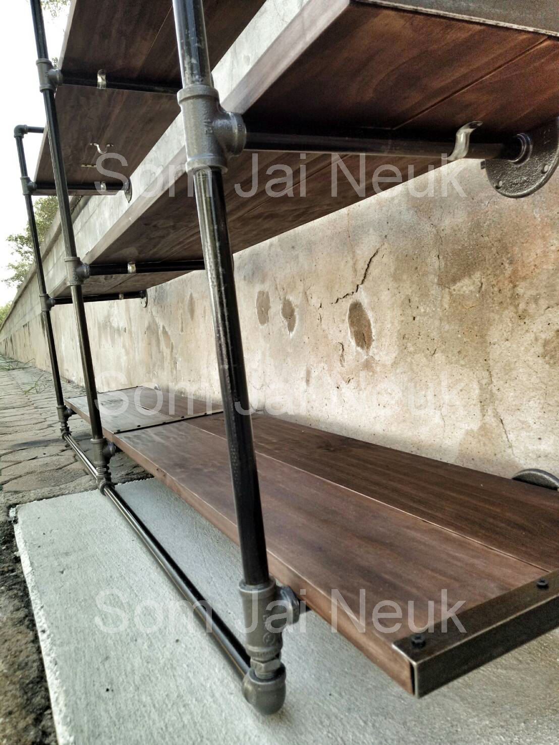 ชั้นวางของท่อเหล็กมีราวแขวนติดผนังสไตล์ Loft 3 ชั้น