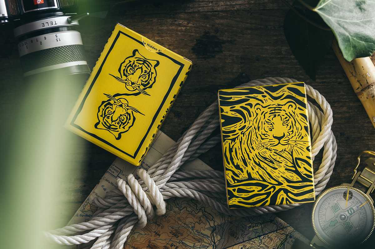 The Hidden King Playing Cards สีเหลือง