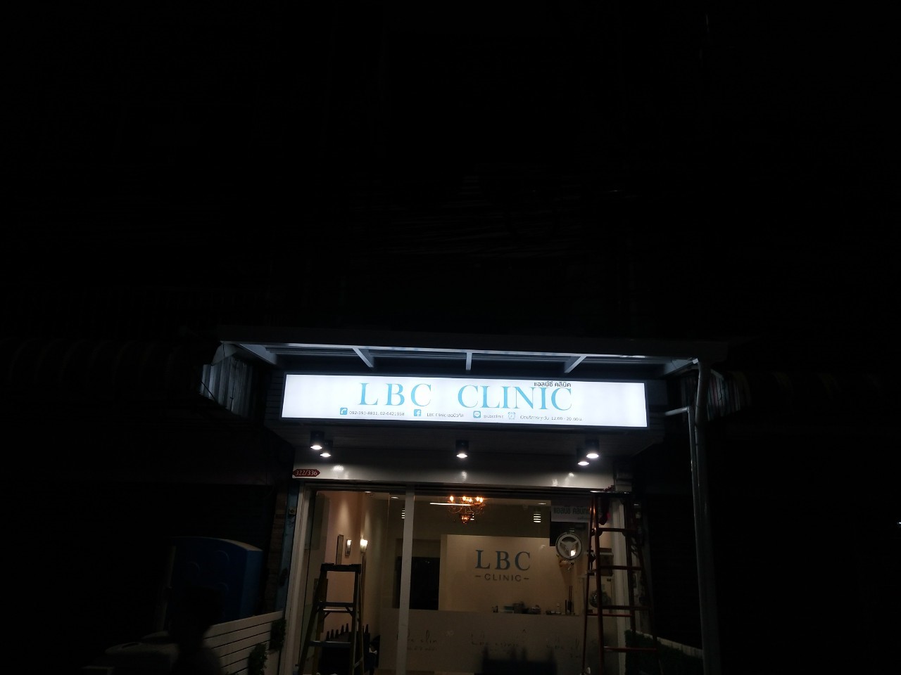 ป้ายกล่องไฟ หน้าไวนิล ขอบโลหะซิงค์ - LBC CLINIC #ป้ายคลีนิก ติดตั้งป้ายรัชดา ซอย 3