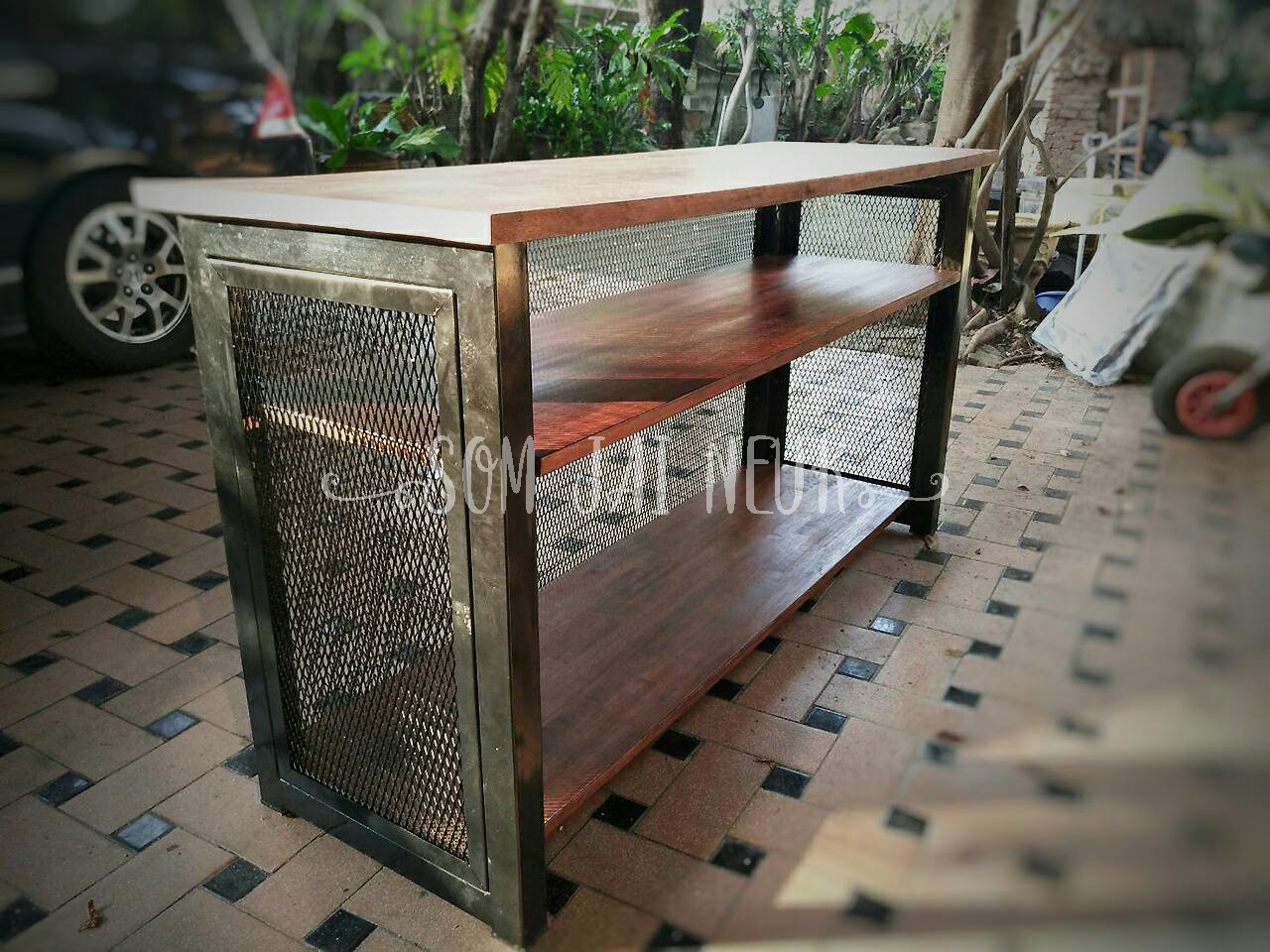 โต๊ะเคาน์เตอร์ชั้นวางยาว 1.5 เมตร แต่งตะแกรงฉีก สไตล์ลอฟท์
