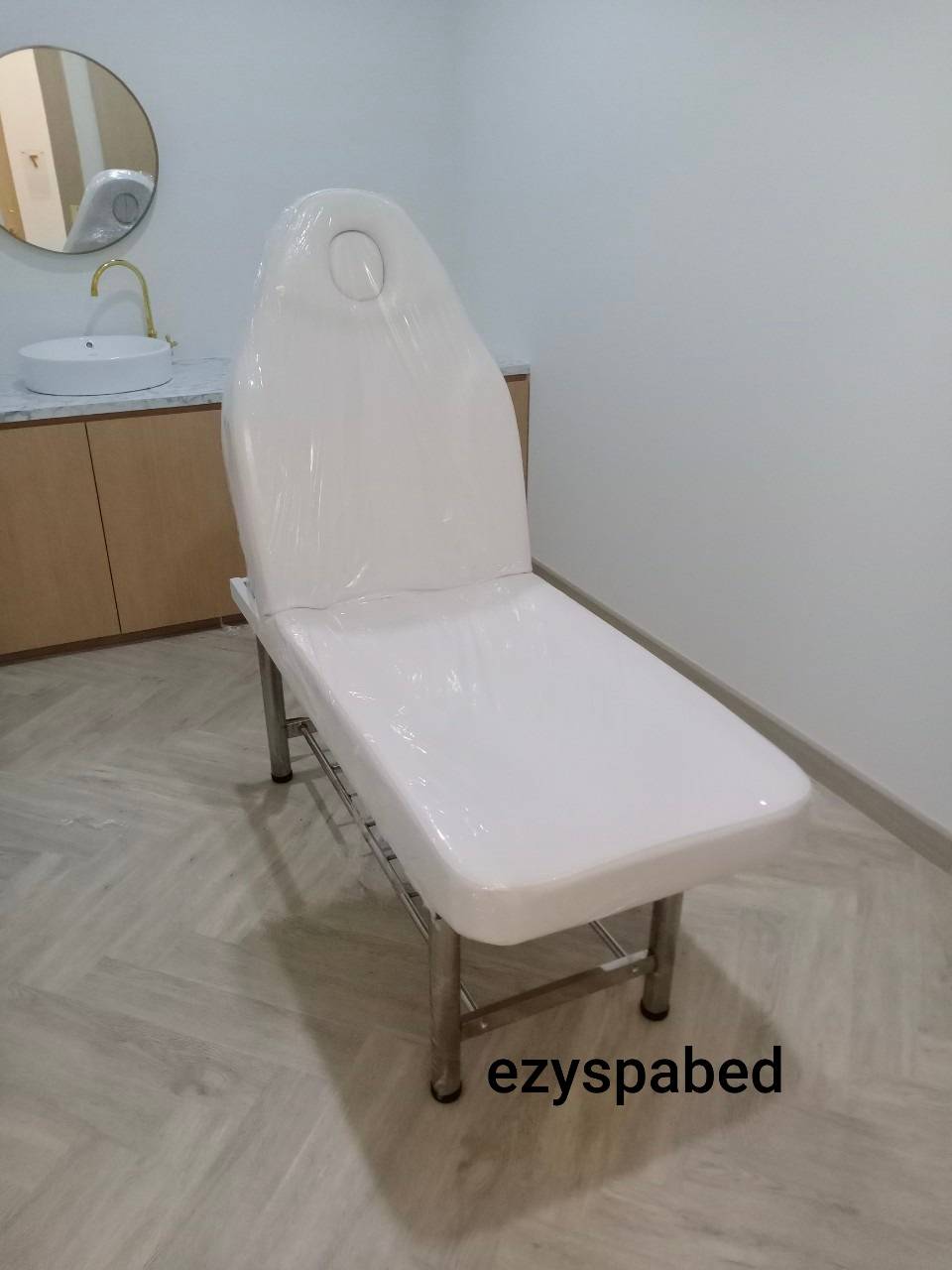 เตียงทรีทเม้นท์คลินิกความงาม รุ่่น8218A รุ่นใหม่ แบบปรับระดับด้วยเท้า (foot control)