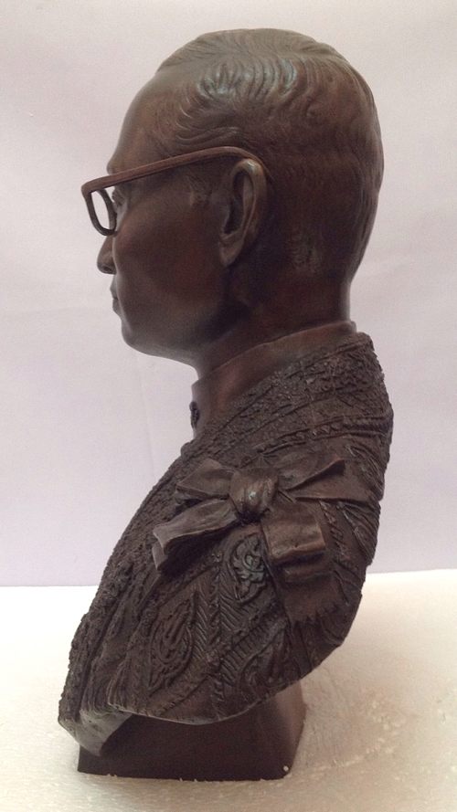 พระบรมรูป รัชกาลที่ 9 พิมพ์ครึ่งตัว ทรงชุดกษัตริย์ สูง 44 ซ.ม.