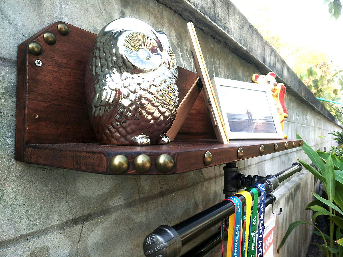 ราคาพิเศษ !!! ที่แขวนเหรียญและชั้นวางถ้วยรางวัลสไตล์ลอฟท์ แบบชั้นไม้แอลหงาย