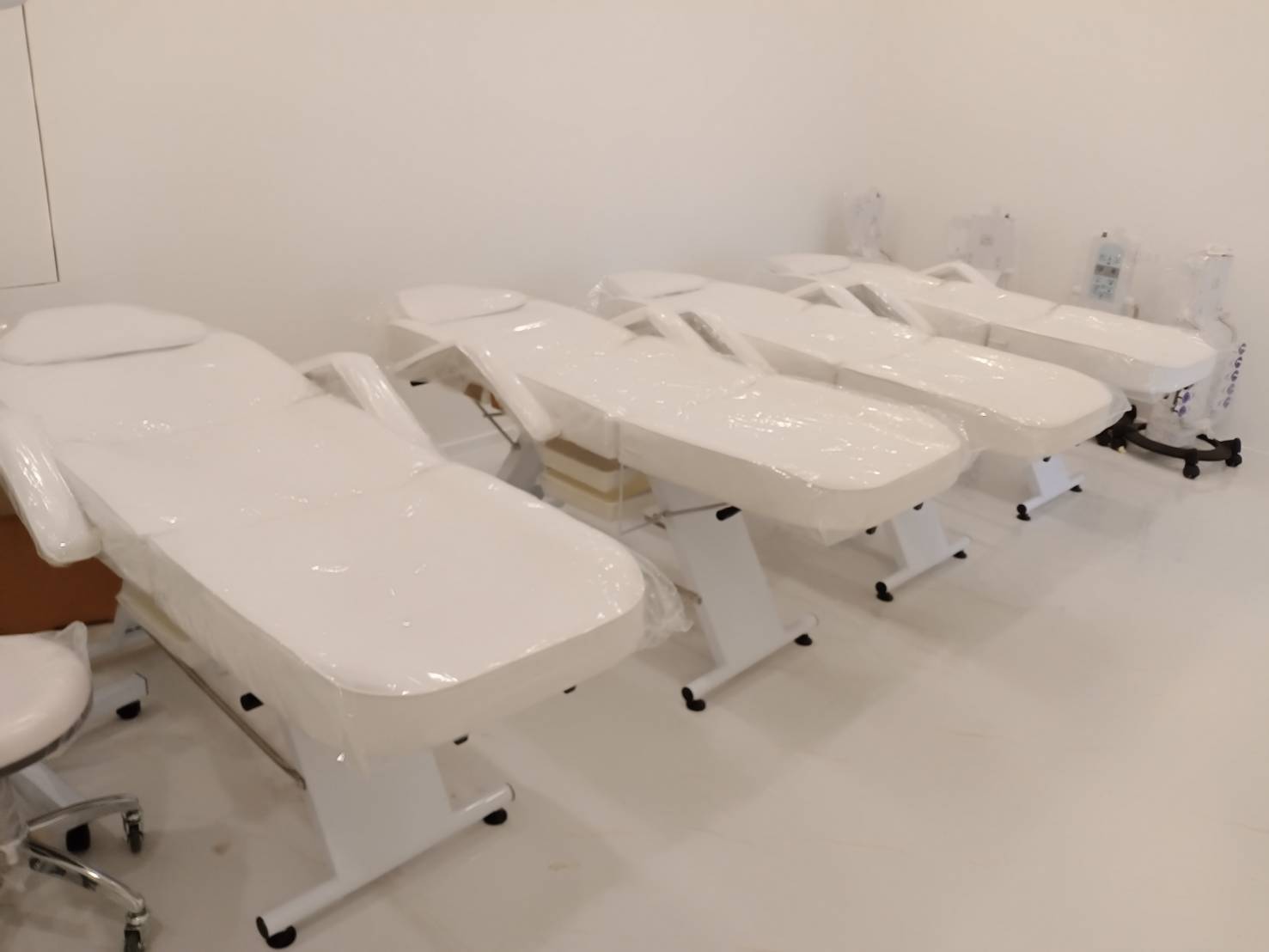 เตียงทรีทเม้นท์ เตียงสักคิ้ว แบบปรับระดับ แบบmanual รุ่น 626 พร้อมถาดใส่อุปกรณ์ใต้เตียง