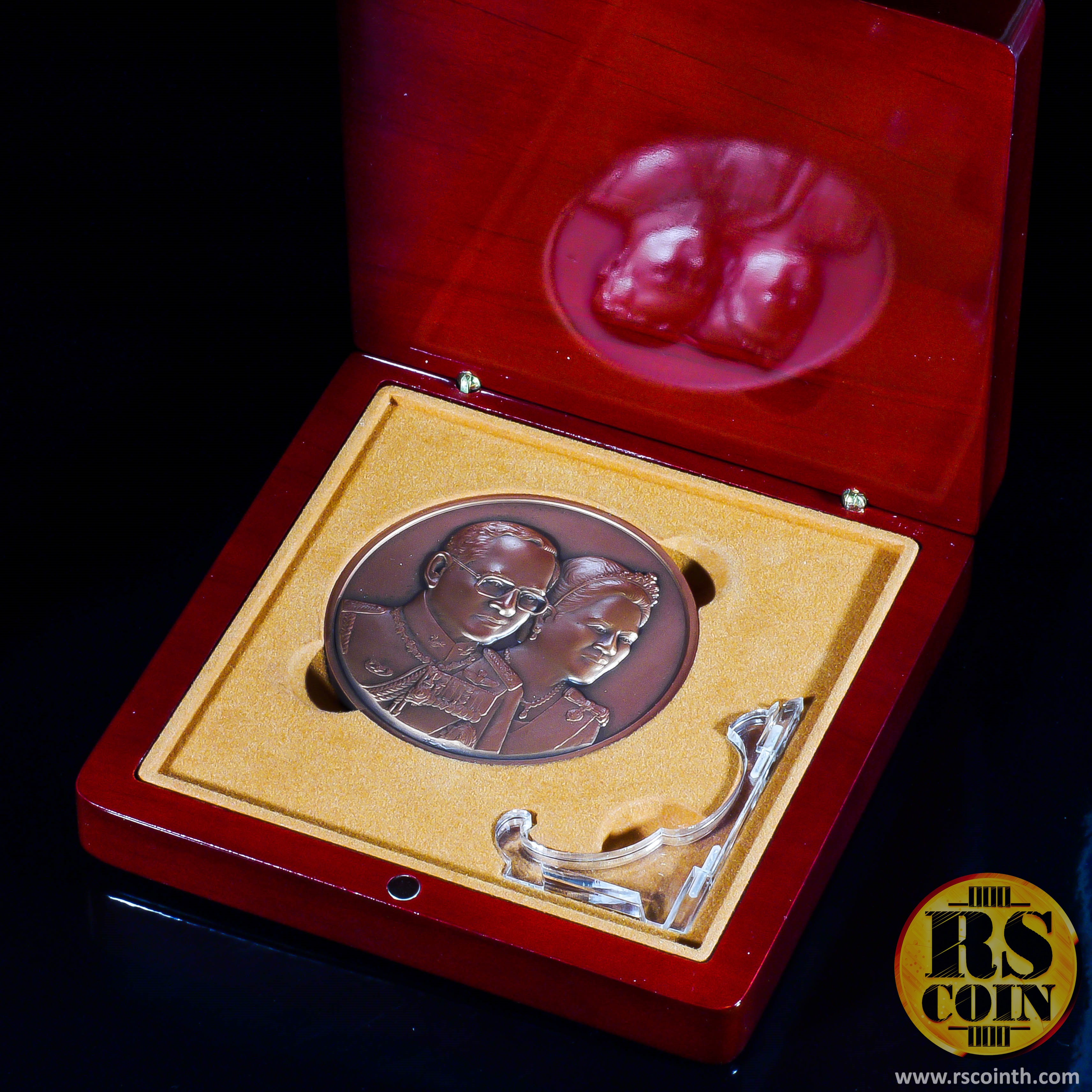 เหรียญทองแดงรมดำพ่นทรายพิเศษ เหรียญที่ระลึก 60 ปี ราชาภิเษกสมรส 28 เมษายน 2553