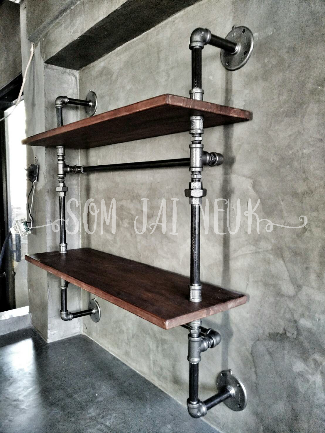 ชั้นวางของติดผนังสไตล์ Loft แบบ 2 ชั้น มีราวแขวนด้านใต้