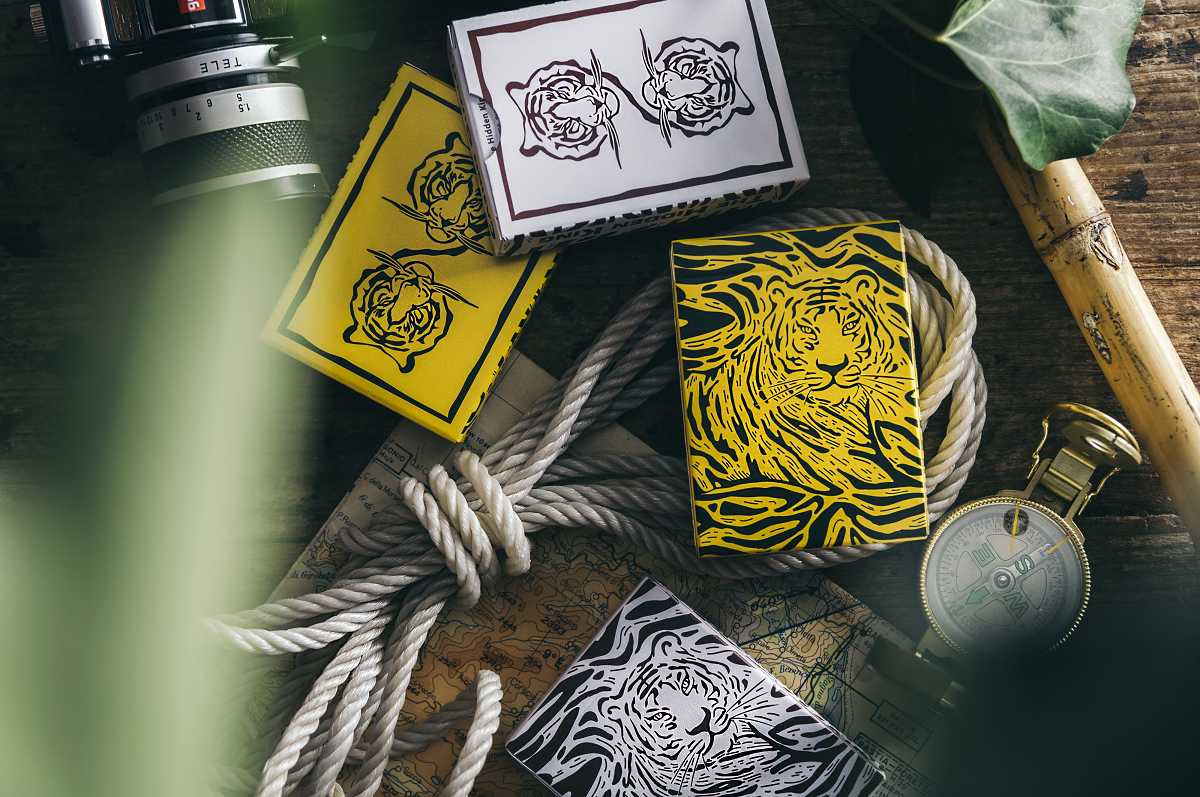 The Hidden King Playing Cards สีเหลือง