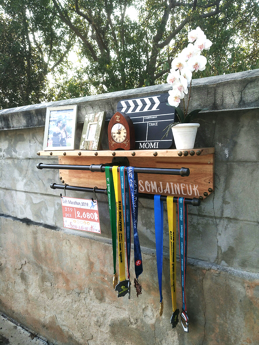 ราคาพิเศษ !!! ที่แขวนเหรียญและชั้นวางถ้วยรางวัลสไตล์ลอฟท์ แบบชั้นไม้แอลคว่ำ