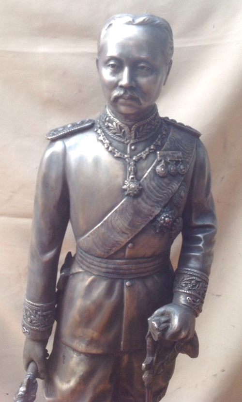 พระบรมรูป รัชกาลที่5 ชุดจงกระเบน ทองเหลือง รมดำมันปู 110 ซม.