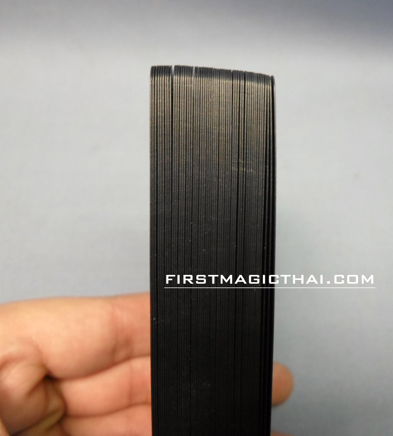 ไพ่พลาสติก สีดำ หลังรุ้งกระจาย + กล่องไม้(สีดำ)