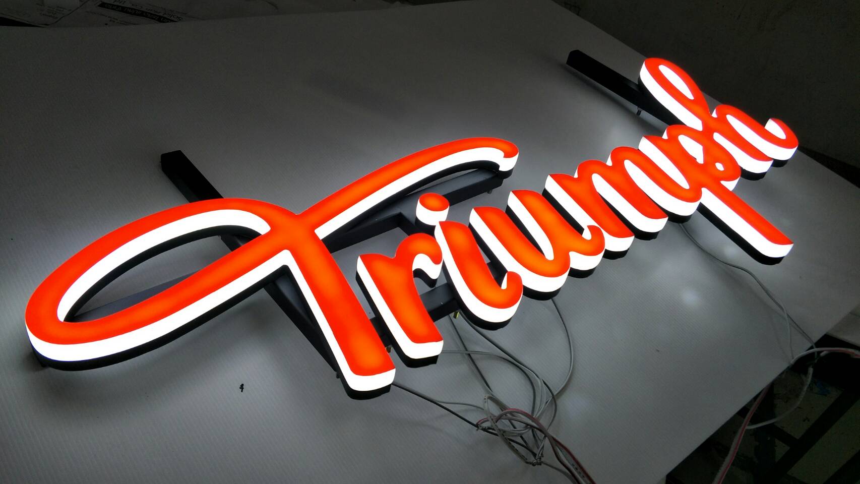 งานอักษรไฟขุดอุดอะคริลิคไฟออกรอบตัว