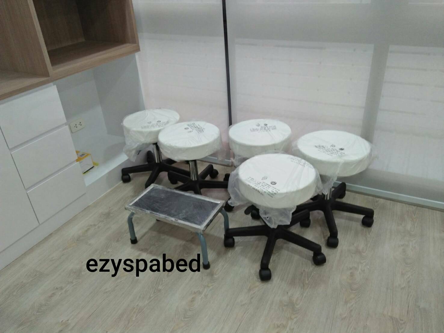 เก้าอี้กลมมาตรฐาน เก้าอี้ช่าง เก้าอี้นั่งนวดหน้า สีขาว