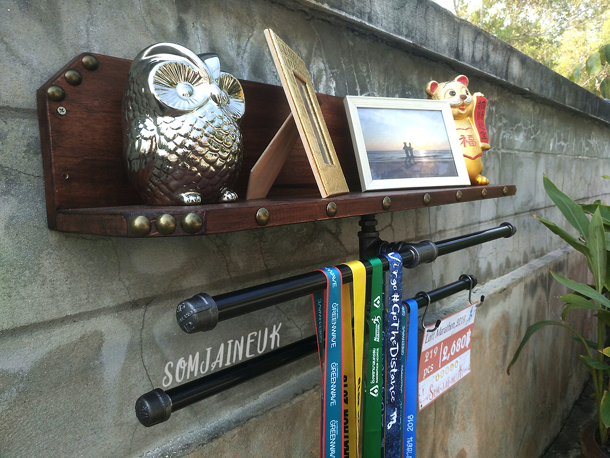 ราคาพิเศษ !!! ที่แขวนเหรียญและชั้นวางถ้วยรางวัลสไตล์ลอฟท์ แบบชั้นไม้แอลหงาย