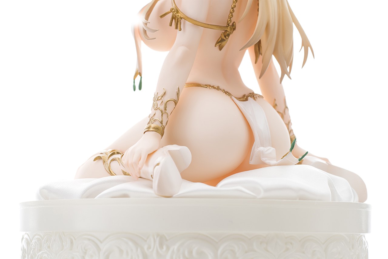 I.V.E - Elven Pillow Lilly Relium