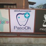 งานติดตั้งเปลี่ยนป้ายสติ๊กเกอร์โปร่งแสงติดกล่องไฟ ขนาด 100×100cm. ป้ายธงญี่ปุ่น 150×50cm. ป้ายไวนิลพิมพ์หน้า-หลัง โครงเหล็กสีดำ