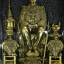 งานประติมากรรม ภาพนูนสูงพระบาทสมเด็จพระปรมินทรมหาภูมิพลอดุลยเดชทรงประทับพระที่นั่งพุดตานกาญจนสิงหาสน์ (เนื้อยิปซัมปัดผงทองเหลือง)